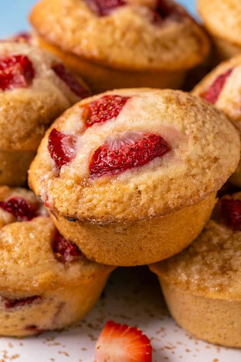 Vegan Strawberry Muffins Muffin Strawberry, Muffin Recipes Strawberry, Strawberry Muffins Vegan, Bakery Style Strawberry Muffins, Easy Strawberry Muffins Healthy, Vegan Strawberry Muffins, Vegan Apple Muffins, Vegan Banana Muffins, Strawberry Muffin Recipes