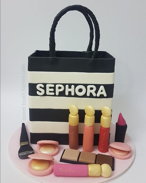 Make up cake Sephora Cake Make Up Themed Birthday Party Ideas, Sephora Birthday Cake, Skincare Birthday Cake, Sephora Cake Birthday, Sephora Birthday Party, Sephora Birthday Party Theme, Make Up Cakes Birthdays Girly, Sephora Cake, 12 Year Birthday Party Ideas