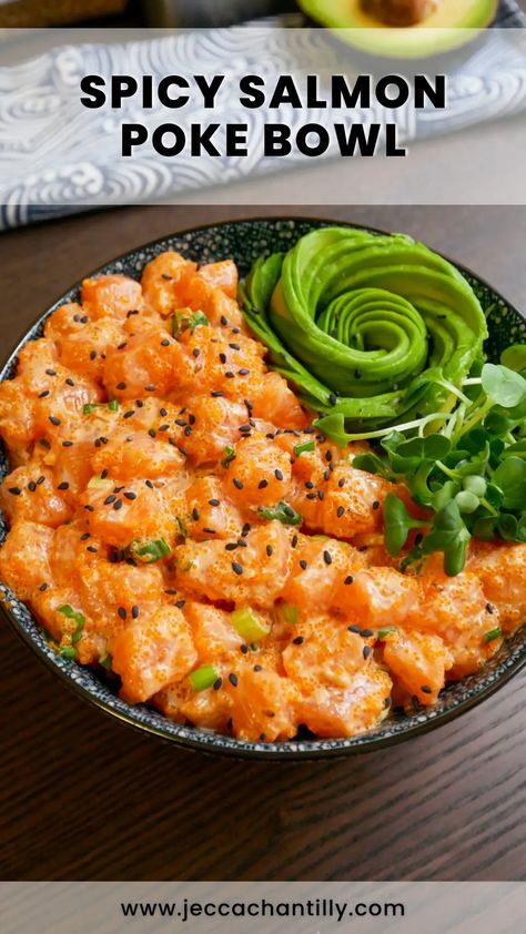 Spicy Salmon Poke Bowl - Jecca Chantilly Spicy Salmon Recipes, Salmon Poke Bowl Recipe, Sashimi Bowl, Salmon Poke Bowl, Lunch Bowl Recipe, Sashimi Recipe, Sushi Bowl Recipe, Poke Recipe, Poke Bowl Recipe