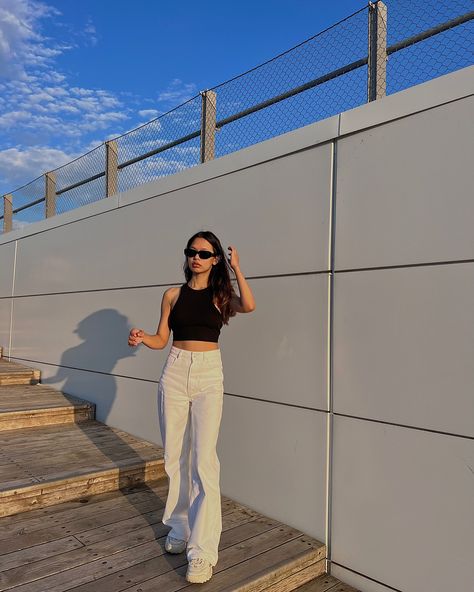 Single Standing Poses, Outfit Poses Instagram Standing, Simple Standing Poses, Poses Simple, Classic Fits, Beach Instagram Pictures, White Fits, Standing Pose, Beach Instagram