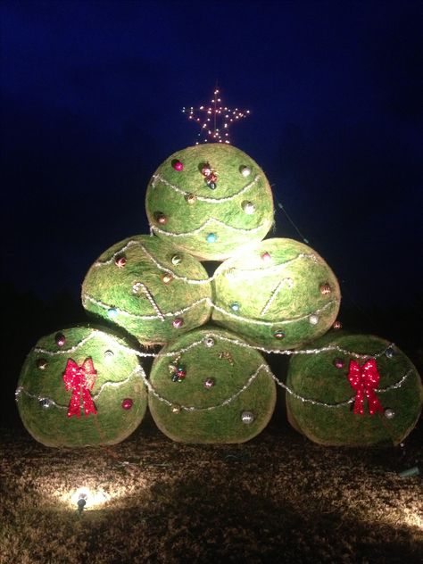 Christmas tree Cow Christmas Lights, Hay Bale Christmas Tree, Christmas Hay Bales, Christmas Hayride, Christmas Hay Bale, Hay Bale Christmas, Hay Bale Decor, Hay Bale Decorations, Christmas Parade Floats