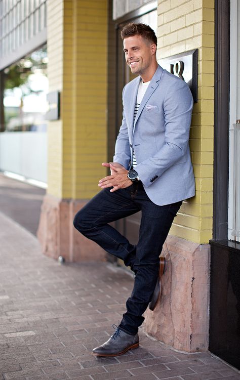 Dark wash denim, grey wingtip oxfords, blue blazer, nautical stripe tee, and a pocket square. Casual Men's Blue Jacket Outfits Men, Light Blue Blazer Outfit, Blue Blazer Outfit Men, Suit Jacket With Jeans, Blue Blazer Outfit, Mens Business Casual, Stylish Street Style, Light Blue Blazer, Blue Suit Jacket