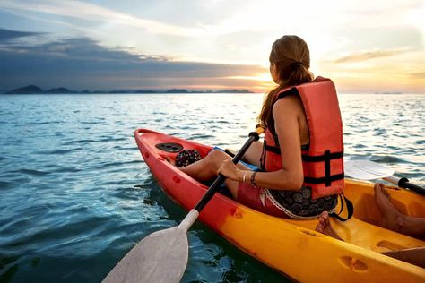 21 Kayak Painting Ideas & Designs - Kayak Help Couple Kayaking, Kayak Pictures, Beach Kayak, Wooden Kayak, Beach Fitness, Gulf Shores Alabama, King Photography, Beach Workouts, Kayak Adventures