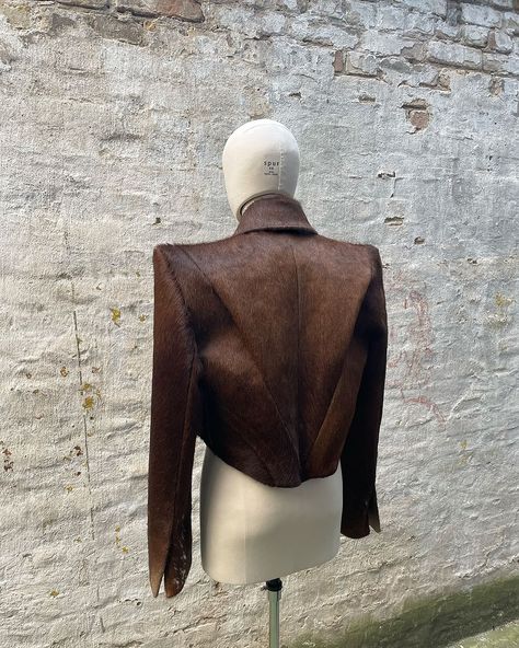 Cowhide blazer by @unvainstudios . . www.unvainstudios.de . . #moonbeamexhibitions #blazer #fashion #fashiondesign #modernart #art #design Runway Fashion Couture, Conceptual Fashion, Cashmere Outfits, Rehearsal Dress, Fashion Design Sketches, Student Fashion, Blazer Fashion, Dark Fashion, Mode Inspiration