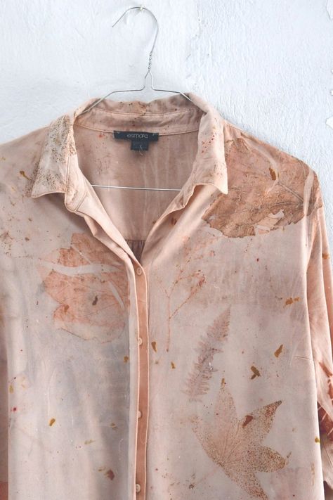 Stained Shirt Aesthetic, Plant Dyed Clothing, Costume Distressing, Eco Printing Textiles, Eco Dyeing Fabric, Textile Dyeing, Eco Dyeing, Tie Dye Fashion, Botanical Dyeing