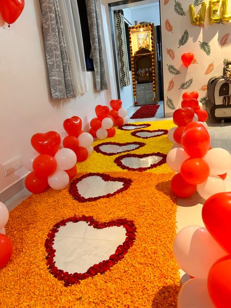 Bride Welcome Decoration At Home, Welcome Flower Decoration, Welcome Decoration Ideas Home Indian, Pathway Flowers, Entry Gate Decoration, Welcome Rangoli, Welcome Decoration, Brother Wedding, Welcome Home Decorations