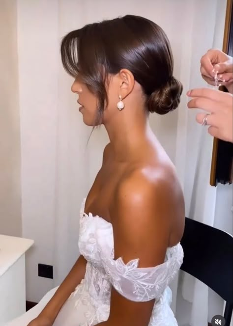 Easy Cute Bun, Brunette Bridal Hair, Low Bun Bridal Hair, Low Bun Wedding Hair, Bride Hairstyles Updo, Wedding Hair Front, Bridal Hair Up, Bridesmaid Hair Inspo, Cute Bun