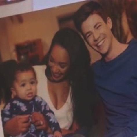 TV Guide on Instagram: “OMG, did y'all catch that perfect #WestAllen family portrait on #TheFlash? 😍 ⁣ ⁣ ⁣ #barryallen #iriswest #arrow #fangirlfuel #flash…” Barry And Iris, Barry Iris, Mick Rory, John Diggle, Eobard Thawne, Leonard Snart, Flash Funny, Iris West Allen, Candice Patton