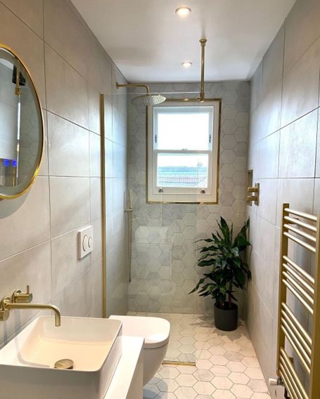 Small Bathroom Ideas: 39 Ideas to Maximise Your Bathroom Space Small Wet Room, Small Space Bathroom Design, Ensuite Bathroom Designs, Small Shower Room, Mini Bad, Ensuite Shower Room, Small Bathroom Interior, Small Space Bathroom, Cottage Bathroom