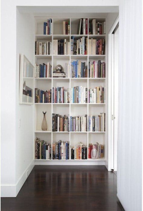 13 Clever Built-Ins for Small Spaces. Clever built-ins are a great way to incorporate storage, and other functionalities, without the cumbersomeness of furniture, and they're a great way to really get the most of your space. Here are 13 clever ideas for built-ins that will help you make the best of your small space. End Of Hallway, Farmhouse Bookshelf, Lots Of Books, Small Bedrooms, Bookshelf Design, Home Libraries, Built In Bookcase, Modern Home Office, Hard Wood