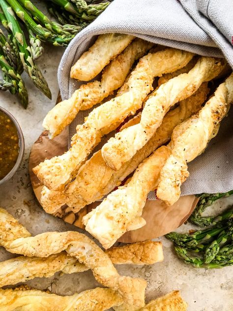 Parmesan Sticks, Italian Breadsticks Recipe, Breadstick Recipe, Cheese Straws Recipe, Dips Appetizers, Pizza Twists, Pepper Pizza, Italian Bread Sticks, Cheese Bread Sticks