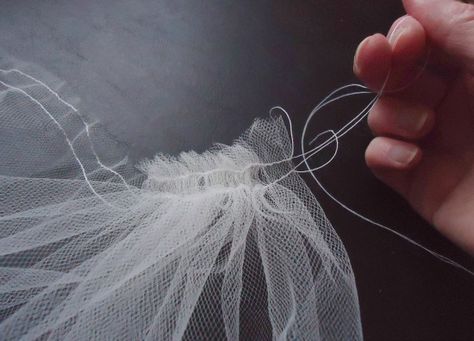 How to sew a tulle veil to a hair comb Veil With Tiara, Veil Diy, Diy Wedding Veil, Diy Tulle, Bridal Veils And Headpieces, Collars Diy, Veil Headpiece, Tulle Veils, Wedding Hairstyles With Veil