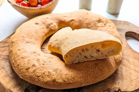 Here you will find the delicious & ingenious Italian recipe for pitta calabrese. Bake this delicious bread at home and enjoy like in Italy. Bread At Home, Italian Recipe, Delicious Bread, Calabria, Original Recipe, Paneer, Simple Ingredient, Yeast, Vegan Vegetarian