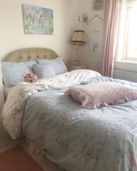 Rose Bedding, Dekorasi Kamar Tidur, Pretty Bedroom, Shabby Chic Bedrooms, Cute Room Ideas, Pretty Room, Dreamy Room, Room Inspiration Bedroom, Room Ideas Bedroom