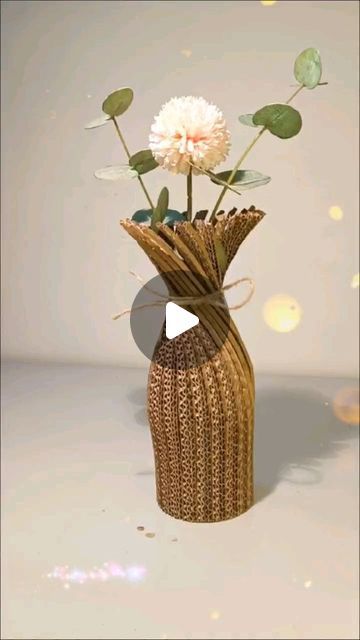 Old Cupboard, Flower Vase Crafts, Paper Flower Vase, Cardboard Crafts Kids, Diy Floral Wreath, Flower Vase Making, Cardboard Crafts Diy, Diy Flores, Easy Paper Flowers