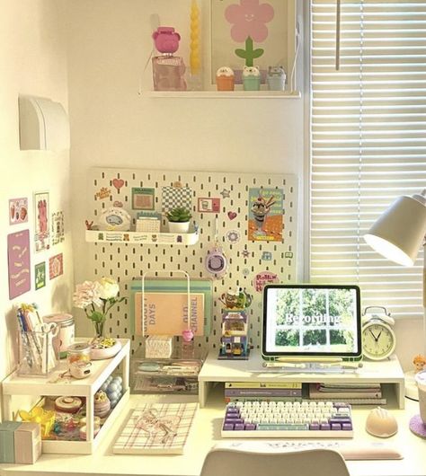 Desk/vanity Ideas, Student Desk Organization, Dorm Desk Organization, Dorm Room Desk, Boys Dorm Room, Small Dorm Room, Dorm Desk, Study Desk Decor, Dorm Room Ideas