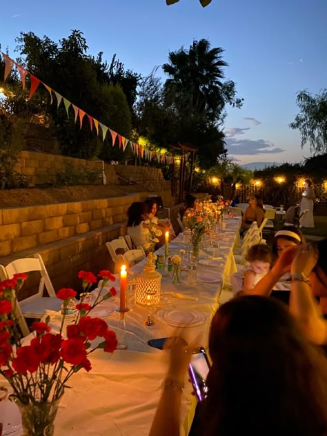 Beautiful Outdoor Dinner Party, Dinner Outside Ideas, Sunset Garden Party, Backyard Birthday Aesthetic, Backyard Dinner Party Ideas Summer, Twinkle Lights Backyard, 17th Birthday Decor, Garden Party Lights, Outside Dinner Party