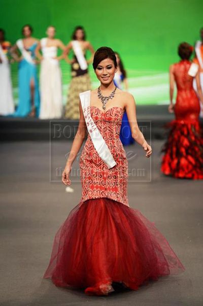 Pua kumbu to feature at the finals of Miss World Pua Kumbu Dress Design, Pua Kumbu, Official Outfits, Dress Motif, Jenis Kain, Traditional Dresses Designs, Kuching, Miss World, Aesthetic Iphone