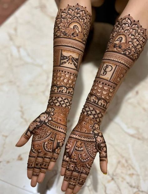 Peacock Mehendi Bridal, Peacock Bridal Mehndi Designs, Mehndi Figures, Traditional Mehandi, Mehendi Poses, Bride Mehandi, Henna Butterfly, Arabic Bridal Mehndi Designs, Indian Mehndi