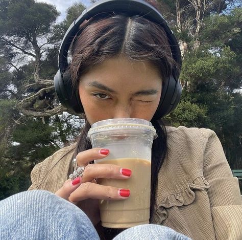 Girl With Headphones, Eleanor Calder, Foto Baby, Music Aesthetic, Foto Ideas Instagram, How To Pose, 가을 패션, Instagram Inspo, Insta Photo Ideas