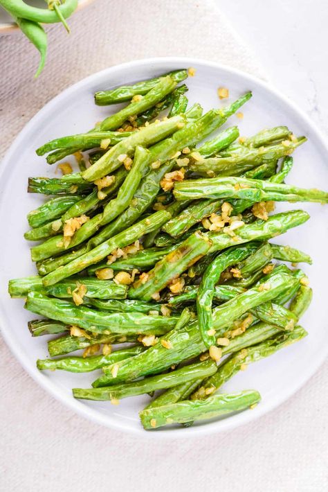 Din Tai Fung Green Beans (Smothered in Garlic!) - Urban Farmie Din Tai Fung Green Beans, Green Beans Vegan, Blanching Green Beans, Din Tai Fung, Garlic Green Beans, Freeze Greens, Frozen Green Beans, Fresh Green Beans, Green Bean Recipes