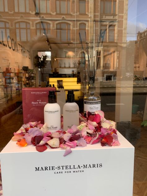 Spa Window Display Ideas, Salon Window Display, Stella Maris, Visual Merchandising Displays, Shop Windows, Window Ideas, Store Window, Merchandising Displays, Shop Window Displays