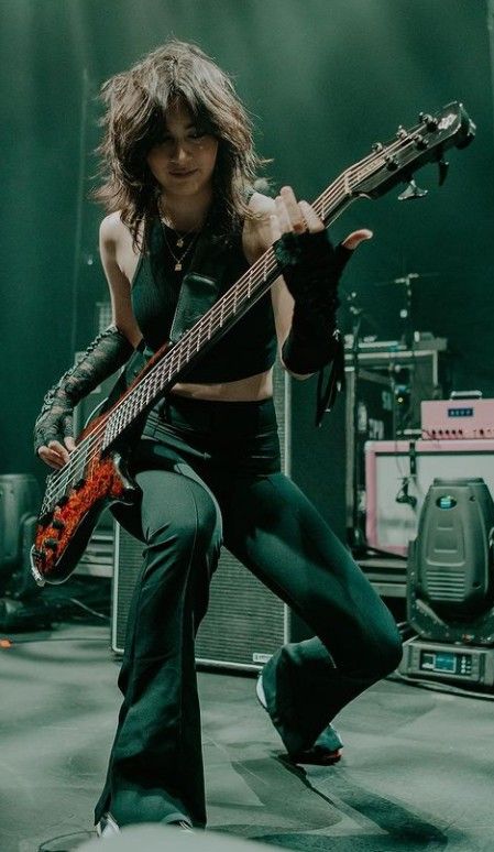 Drummer Reference Pose, Female Bassist Aesthetic, Rockstar On Stage, Epic Poses, Band Poses, Hairstyle Black Hair, Dream Xd, Black Hair Types, Spider Punk