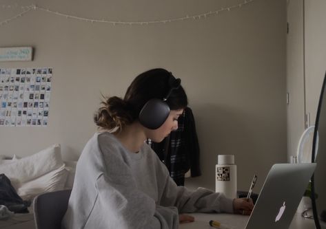 Laptop Study Aesthetic, Lazy Outfit, Student Laptop, Uni Life, Academic Motivation, Mia 3, Study Motivation Inspiration, Junior Year, Rory Gilmore