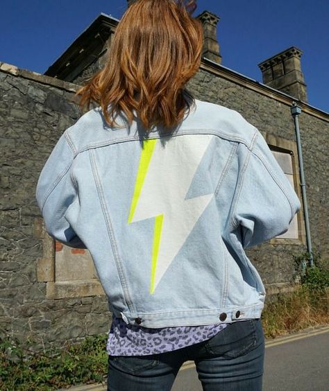 Jean Jacket Painted, Customised Denim Jacket, Diy Denim Jacket, Painted Clothes Diy, Light Denim Jacket, Light Wash Denim Jacket, Custom Denim Jacket, Hand Painted Denim Jacket, Jean Jacket Outfits