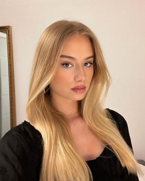 Hair Asian, Golden Blonde Hair, Light Blonde Hair, Honey Blonde Hair, Beautiful Hair Color, Blonde Hair Looks, Hair Stylies, Hair Color Highlights, Long Blonde