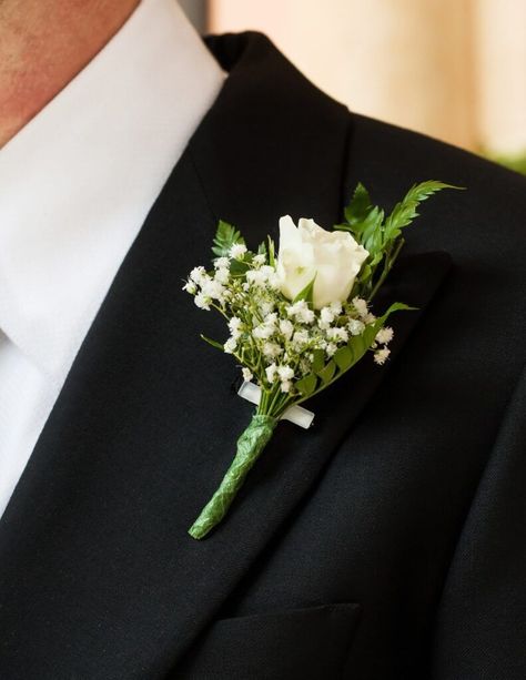 Choosing the right boutonniere can elevate your wedding look from standard to stand-out. Whether you go simple or extravagant, traditional or non-traditional, our groom boutonniere style guide aims to simplify this often-overlooked aspect of wedding planning. See some of our favorite boutonniere styles here! Men’s Wedding Boutineer, Grooms Flowers Boutonniere, Boutonniere Styles, Mens Wedding Boutonniere, Simple Church Wedding, Boutineer Wedding, Simple Boutonniere, Groom Flower, Mog Dresses