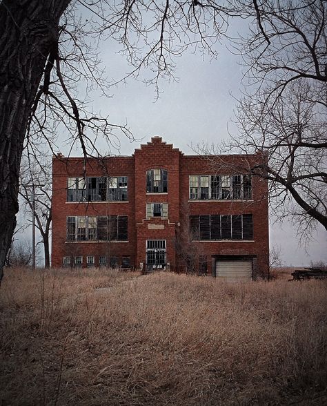 Abandoned school in desolate central North Dakota. Abandoned Elementary School, Abandoned School Buildings, Abandoned School Aesthetic, Apocalypse Reference, Abandon School, Abandoned Classroom, Magical Settings, Buildings Reference, Abandoned Schools