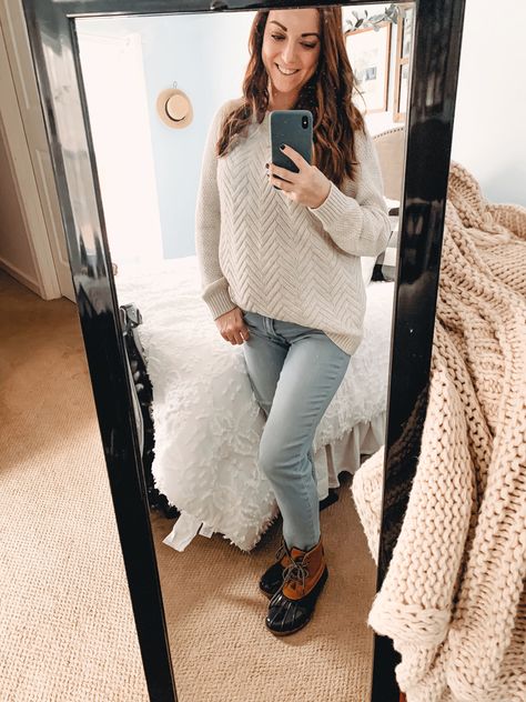 Style for winter with duck boots, a sweater, and jeans! Cute Duck Boot Outfits, Duck Boot Outfit Winter, Duck Boots Outfit Winter, Duck Boot Outfits, Duck Boot Outfit, Duck Boots Outfit, Jeans Preppy, Style For Winter, Cute Winter Outfit