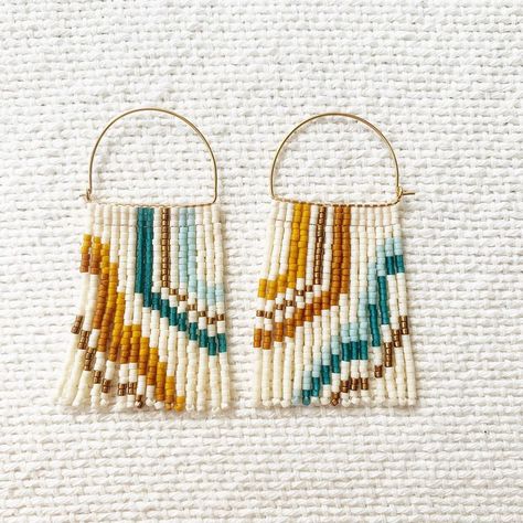 https://www.instagram.com/p/CNP81uoFSGt/?utm_source=ig_web_copy_link Hand Beaded Jewelry, Beaded Earrings Diy, Brick Stitch Earrings, Beaded Earrings Patterns, Beaded Hoops, Beaded Fringe, Earring Patterns, Seed Bead Earrings, Bead Jewellery