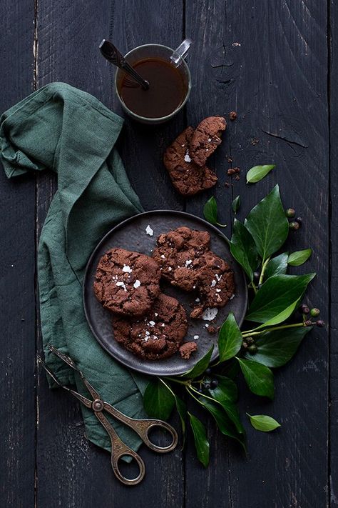 Food photography with chocolate sea salt cookies Food Photography Dessert, Dark Food, Moody Food Photography, Dark Food Photography, Food Cookies, Dessert Photography, Food Photography Props, Chocolate Food, Veggie Food