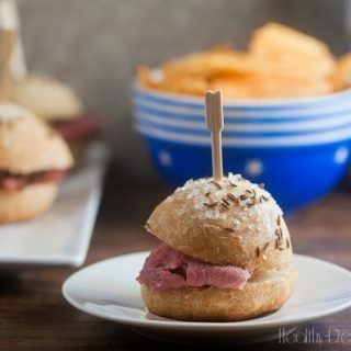 Crockpot Beef on Weck Sliders - Healthy Delicious Sliders Healthy, Beef On Weck Recipe, Rare Roast Beef, Sliced Roast Beef, White Bread Recipe, Chicken And Spinach, Slow Cooked Beef, Slider Recipes, Crockpot Beef