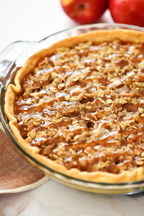 Deep Dish Apple Crisp Apple Crisp Pizza, Oats Baked, Apple Crisp Pie, Caramel Apple Dip, Apples Cinnamon, Red Delicious Apples, Cookie Snack, Flaky Pie Crust, Caramel Topping