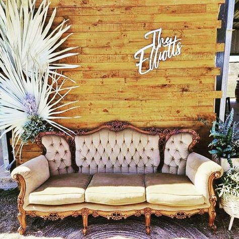 Antique Couch Wedding Photos, Wedding Photo Booth With Couch, Wedding Lounge Area Indoor Vintage Furniture, Wedding Photo Backdrop Ideas Receptions, Vintage Couch Wedding Photos, Couch At Wedding, Wedding Couch Seating, Velvet Couch Wedding, Vintage Couch Wedding