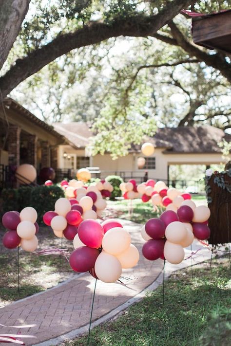 Whether it’s a kids party, wedding, festive brunch, or baby shower, there is no shortage of ways to incorporate some fun balloon decor. Backyard Graduation Party, Outdoor Graduation Parties, Outdoor Graduation, Senior Graduation Party, Graduation Party High, Graduation Party Centerpieces, Graduation Party Themes, College Graduation Parties, High School Graduation Party