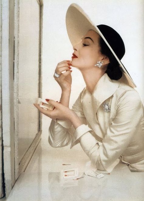 1950's Vogue - Why don't we wear hats anymore? Love this. So feminine and classy. Idda Van Munster, Vogue Vintage, Look Retro, Retro Mode, Vintage Couture, Vintage Glam, Victoria Secrets, Moda Vintage, Vintage Vogue