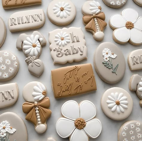 Daisy Baby Shower, Flower Cookie, Bloom With Grace, Royal Iced Cookies, Idee Babyshower, Sugar Cookie Designs, Baby Shower Inspiration, Baby Cookies