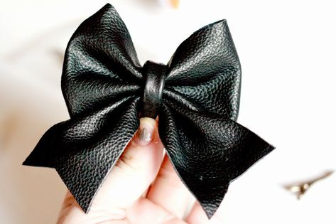 AmandaRose: Leather Bow: tutorial with free pattern Patches On Jeans, Fabric Bow Tutorial, Diy Leather Bows, Bows Ideas, Leather Hair Accessories, Leather Tutorial, How To Make Leather, Leather Bow Tie, Hair Bow Tutorial