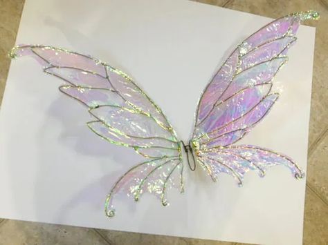 How to Make DIY Fairy Wings with Cellophane, an Easy to Follow Tutorial - Diy Fairy Wings, Fairy Costume Diy, Fire Fairy, Fairy Photoshoot, Diy Wings, Bijoux Fil Aluminium, Fairy Crafts, Diy Fairy, Fairy Parties