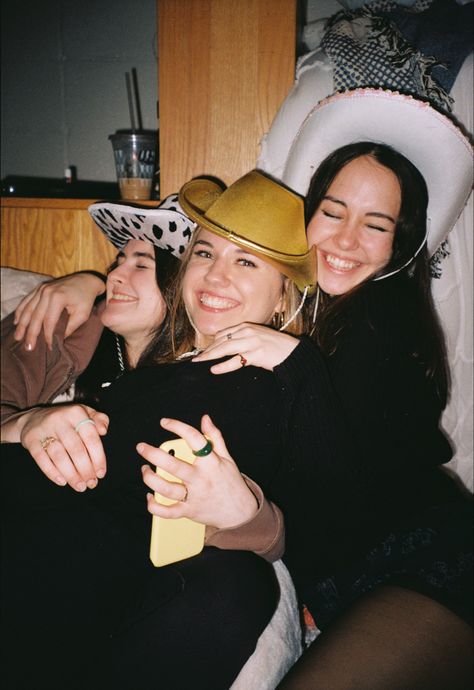 Three girls in cowboy hats hug on the floor in a disposable film camera picture Sorority Girl Aesthetic, Hug Friends, Art Hug, Aesthetic College, College Freshman, Film Pictures, Spring Semester, Freshman College, Sorority Girl