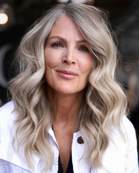 Denver | Blonde | Balayage on Instagram: “Can you make the rest of my hair blend into my grey, but not to grey? Say less … ⏱ 5 hour appointment 💰$650 for this total look ⚫️ toned…” Hairstyles For Medium Length Hair Older Women, Hair Color For Women Over 60, Deb Hair, Mum Hair, Blonde Sombre, Haircuts Long, Medium Shag, Balayage Blond, Grey Blonde