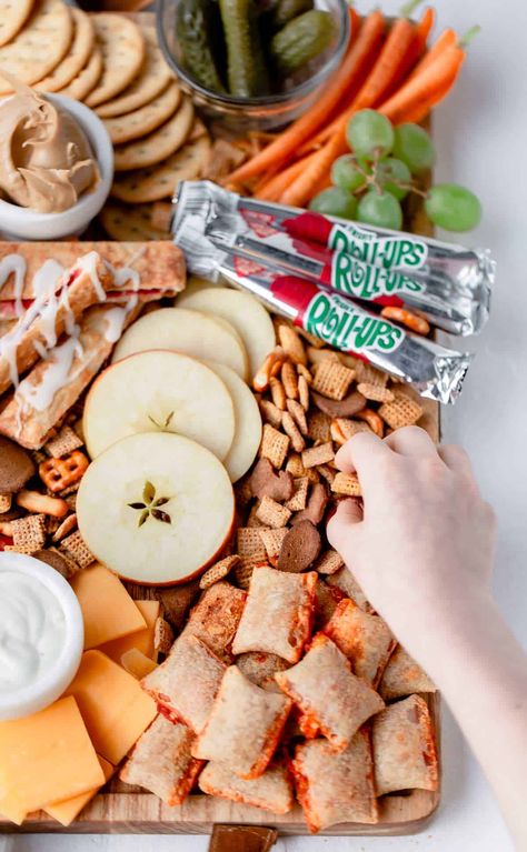 Snacks From The 90s, 90s Themed Charcuterie Board, 90s Snack Board, 2000s Party Food Ideas, Early 2000s Snacks, 90s Appetizers, 90s Charcuterie Board, Y2k Snacks, 90s Dinner Party