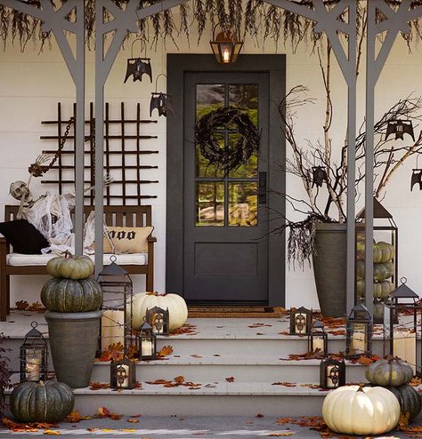 33 Amazingly creative Halloween front door decorating ideas Diy Halloween Porch, Front Yard Halloween Decorations, Porche Halloween, Pottery Barn Halloween, Outdoor Halloween Parties, Halloween Front Door Decorations, Pumpkins And Gourds, Halloween Decor Diy, Halloween Front Doors