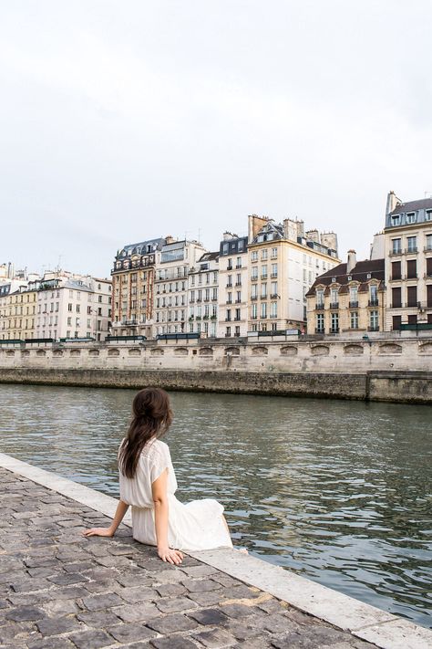 Sitting On Edge Pose, French Photoshoot, Paris Seine River, Women In Paris, Seine River Paris, Paris Shoot, Photoshoot Paris, Paris Lifestyle, Paris Seine