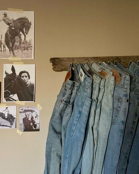 Vintage Cowgirl Aesthetic Bedroom, Jean Hanging Ideas, Modern Western Aesthetic, Country Aesthetic Room, Jean Wall, Denim Wall, Western Room, Western Rooms, Cowboy Like Me