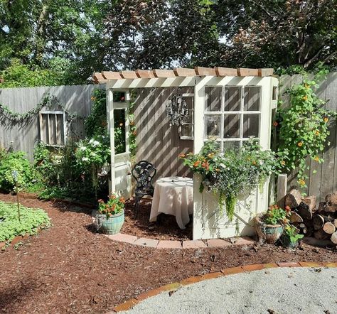 Old Door Garden Ideas, Door Garden Ideas, Garden Hideaway Ideas, Garden Hideaway, Old Door Projects, Outdoor Reading Nooks, Small Garden Shed, Garden Gates And Fencing, Backyard Seating Area